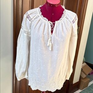 Old Navy. Top  Boho peasant style. Lace & embroidery  Cotton/ Viscose size S EUC